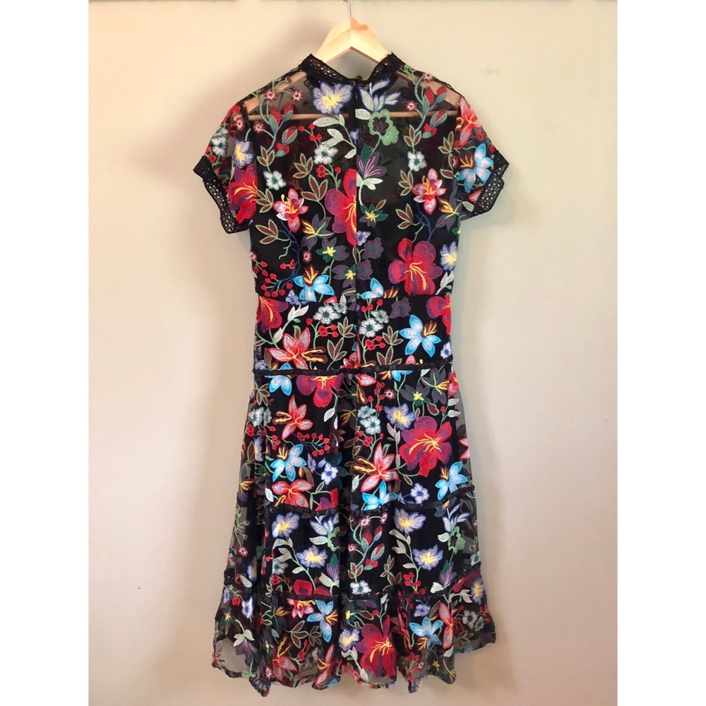Janine Embroidered Dress - NWOT - size 6 - Picture 4 of 7